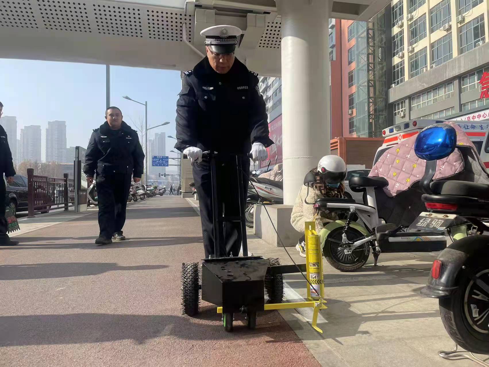 交警施划车位，净化道路环境