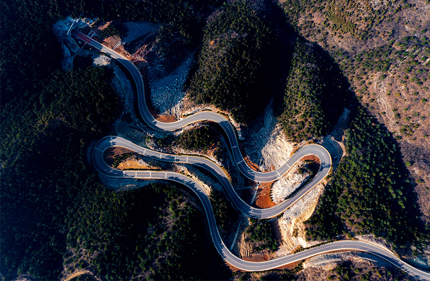 山西阳城：太行一号公路“舞”动山间
