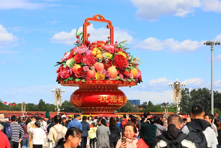 天安门广场“祝福祖国”花坛吸引众多游人“打卡”